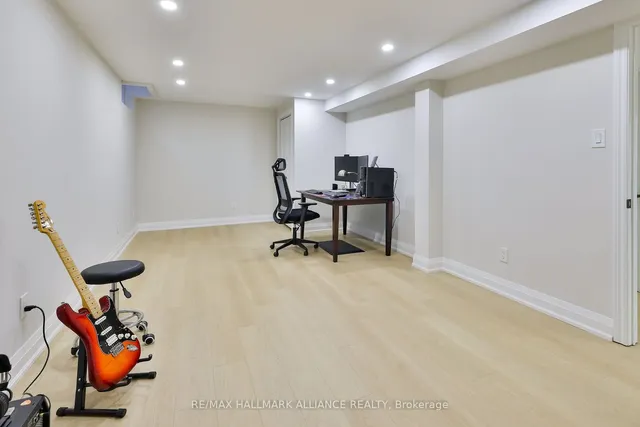 Additional image 31 of 411 Barclay Cres