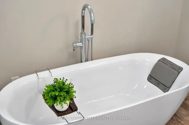 Additional image 30 of 53 Woodbine Cres