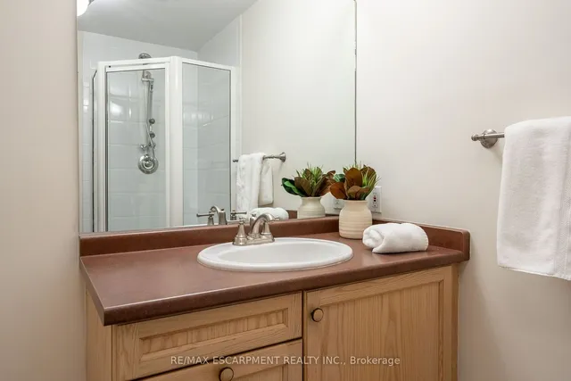 Additional image 18 of 77 GOVERNORS Rd Unit 201