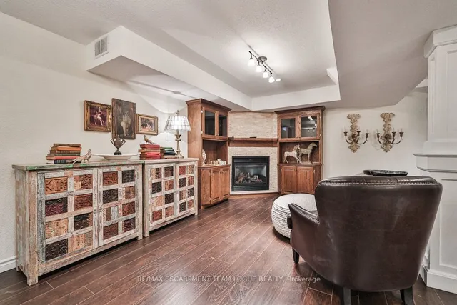 Additional image 38 of 2215 Vista Dr