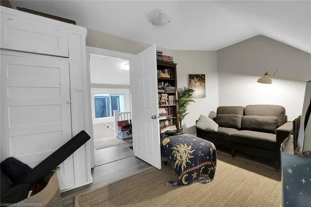 Additional image 34 of 76 Wellington St N/S St