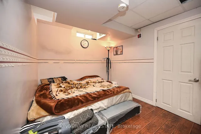 Additional image 35 of 918 Khan Cres