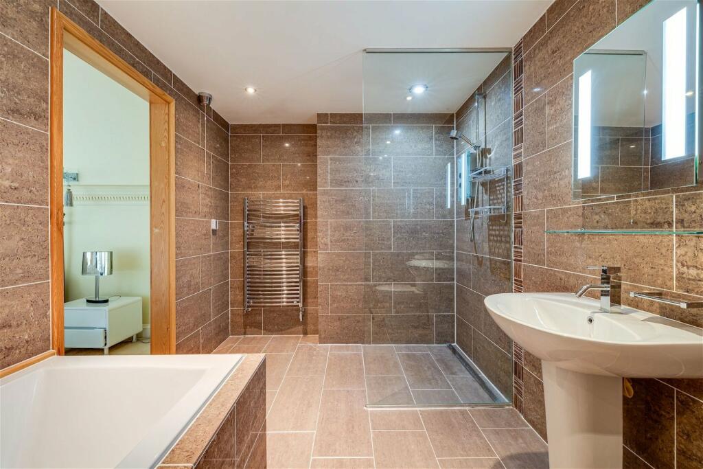 Additional image 13 of Stylish duplex apartment overlooking Vale Royal Abbey golf course