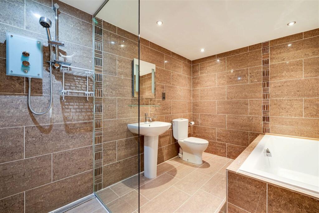 Additional image 14 of Stylish duplex apartment overlooking Vale Royal Abbey golf course