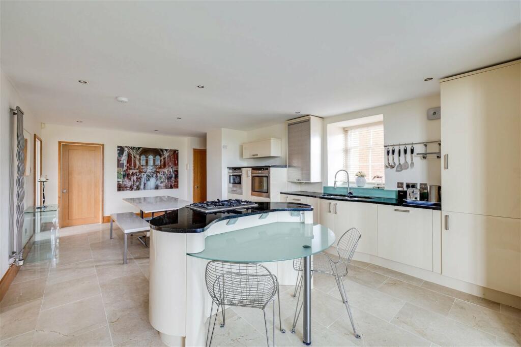 Additional image 9 of Stylish duplex apartment overlooking Vale Royal Abbey golf course