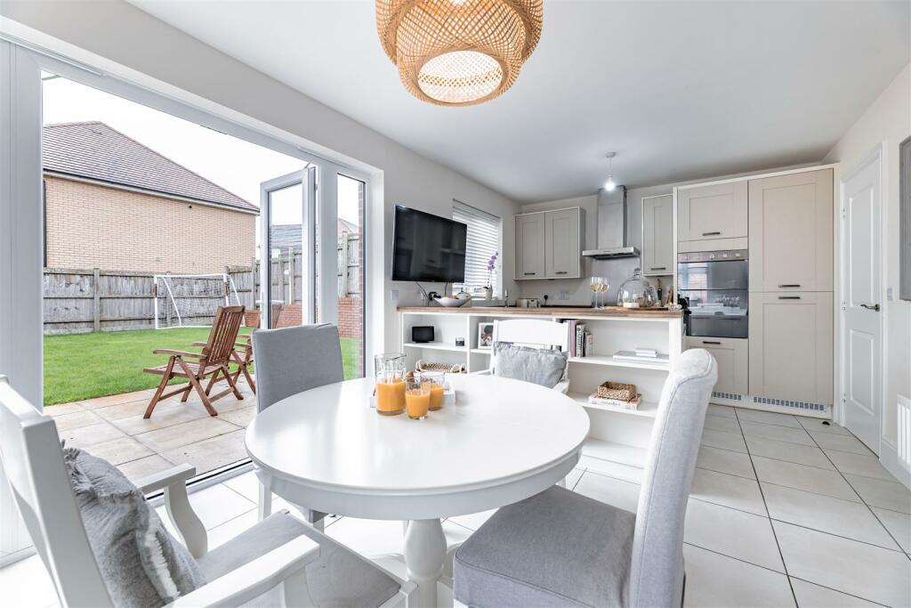 Additional image 33 of Immaculate detached Redrow property on prized cul-de-sac