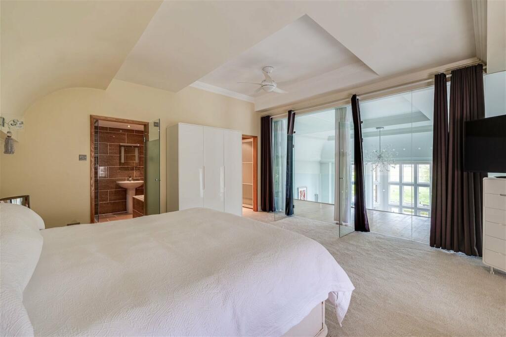 Additional image 12 of Stylish duplex apartment overlooking Vale Royal Abbey golf course