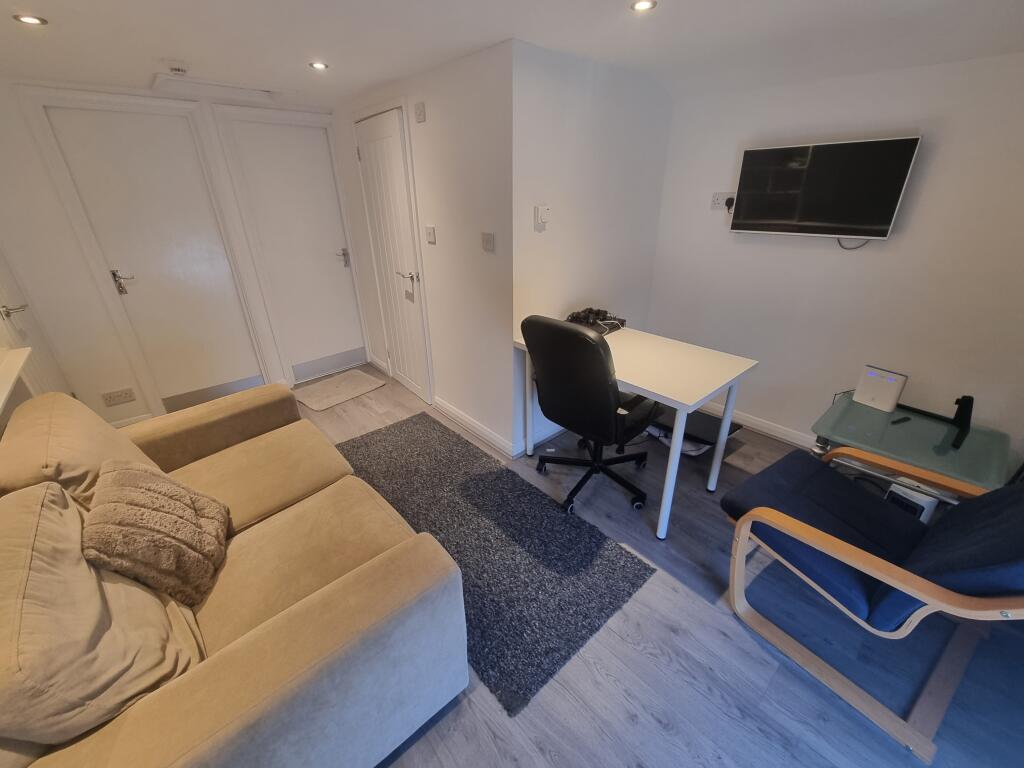 Additional image 3 of Flat 2, 21 Oxford Street