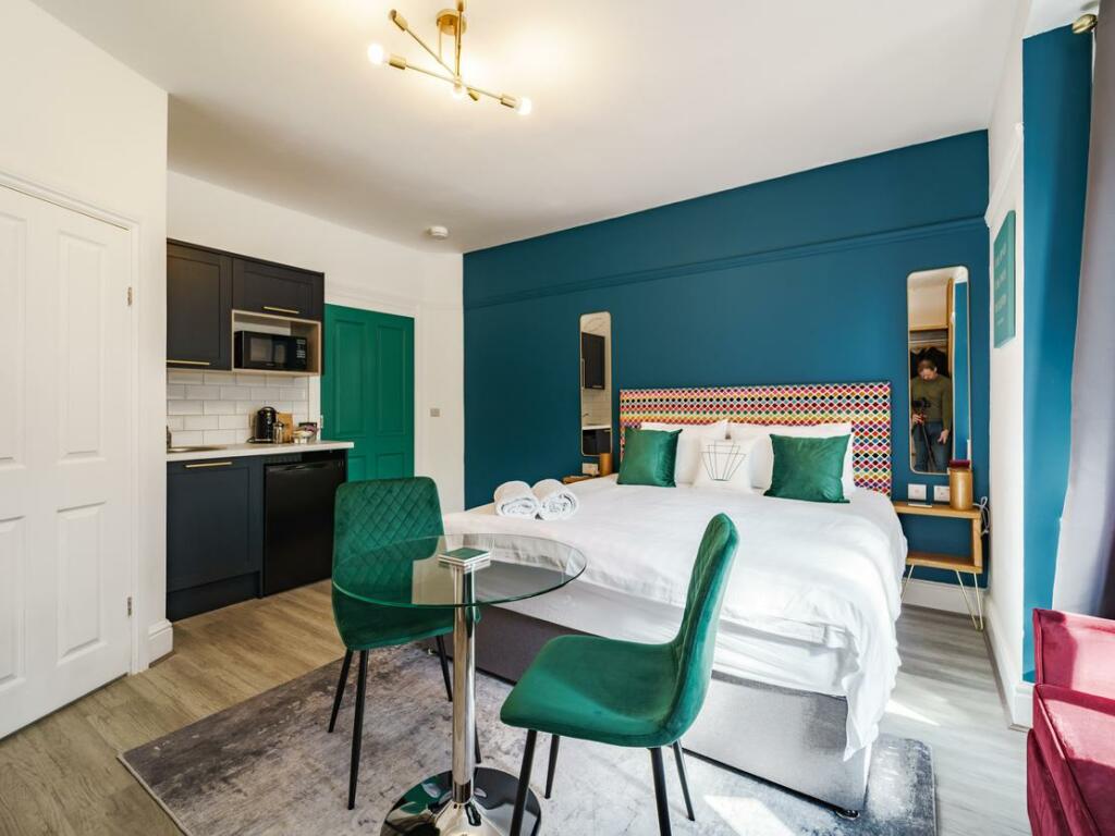 Additional image 2 of Emerald Stays at The Adelphi, 39 Grove Road, Stratford-upon-Avon, CV37 6PB