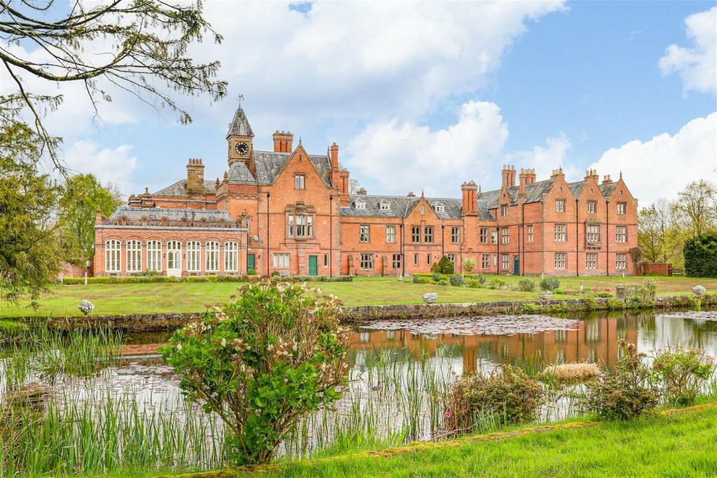 Additional image 23 of Stylish duplex apartment overlooking Vale Royal Abbey golf course