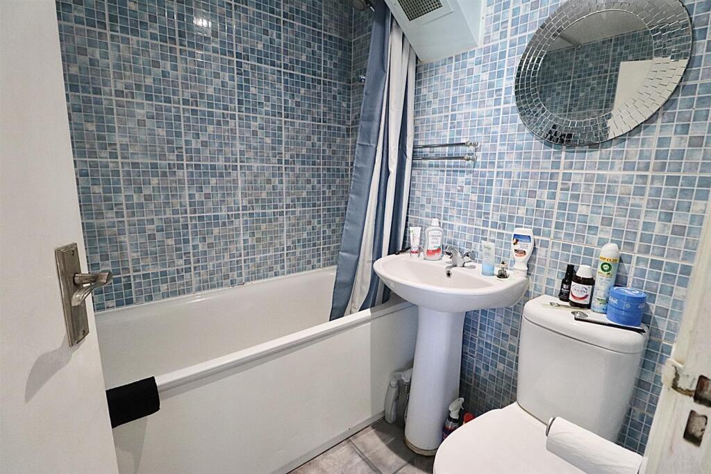 Additional image 5 of TOP FLOOR 2 BED APARTMENT, WITH GARAGE, BILTON