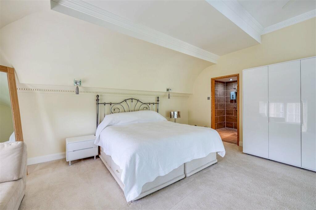 Additional image 11 of Stylish duplex apartment overlooking Vale Royal Abbey golf course