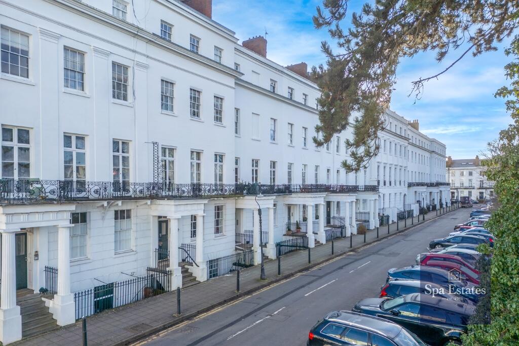 Discreet Listing - Over 1000 sq ft with balcony views over Clarendon Square Gardens