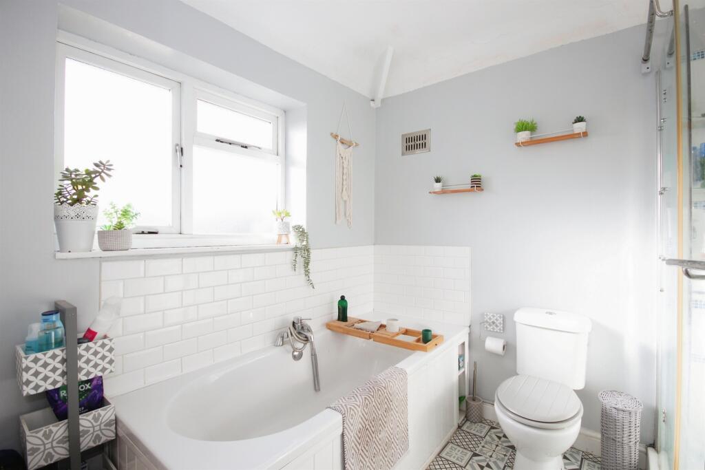 Additional image 12 of Dale Close, Warwick