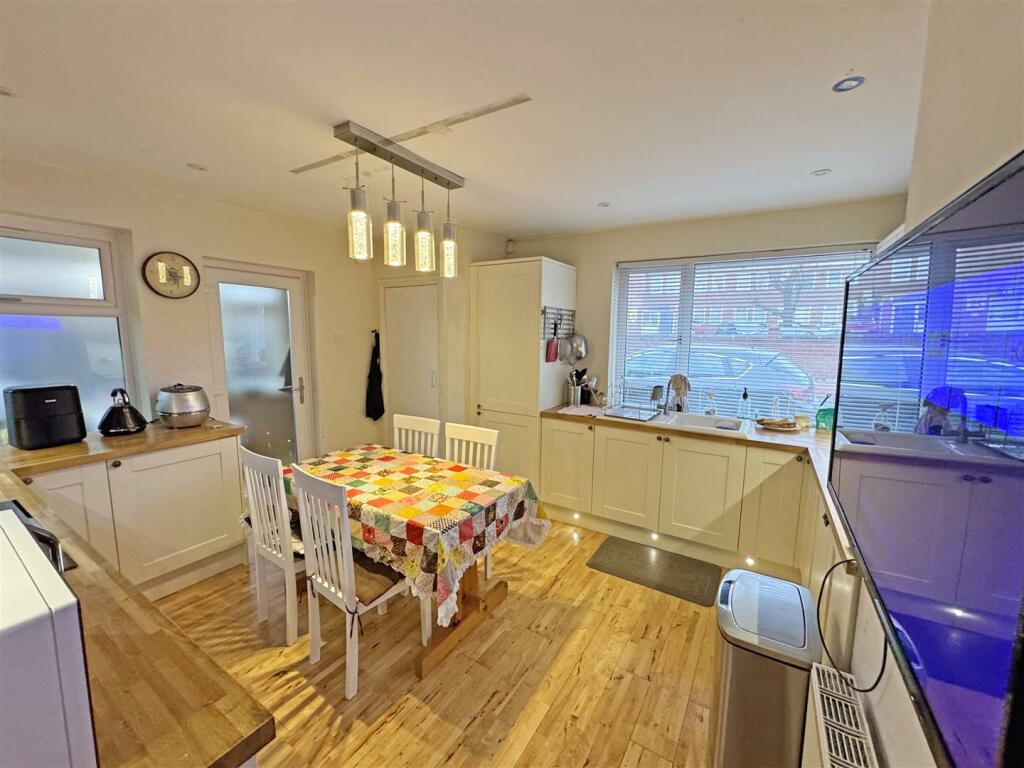 Additional image 3 of Lakin Road, Warwick