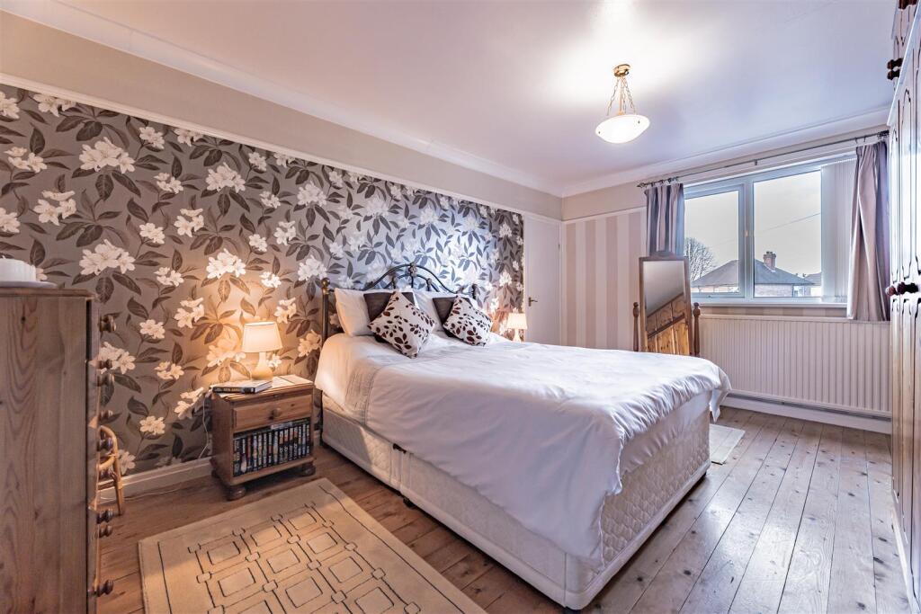 Additional image 11 of Generous semi-detached property in prized cul-de-sac