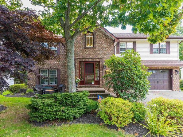 Primary image of 27 Atwood Ter, Halifax, NS B4A 3Y5