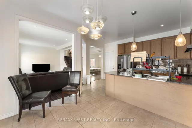 Additional image 11 of 33 Lone Rock Circ