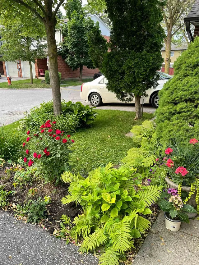 Primary image of 32 Farm Green Way