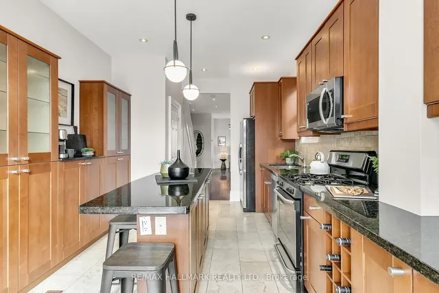 Additional image 12 of 858 Carlaw Ave