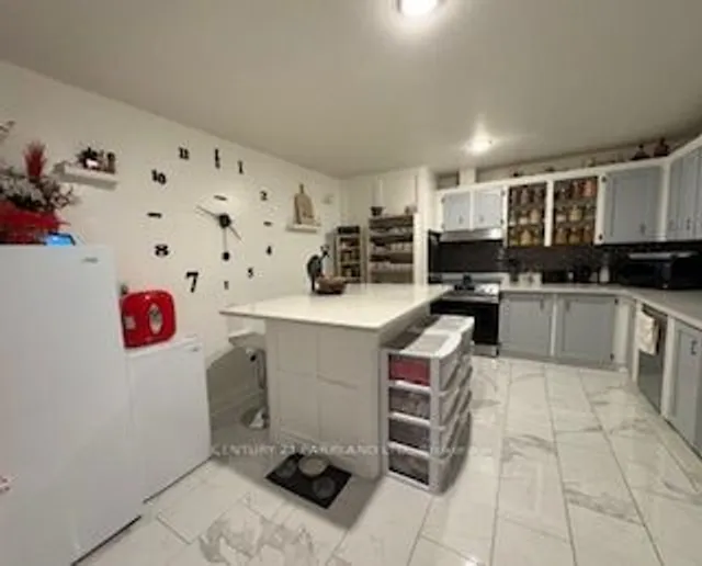 Additional image 5 of 4060 Lawrence Ave Unit 111