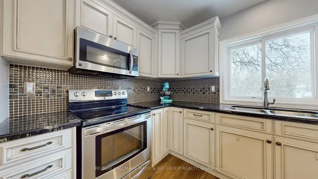 Additional image 12 of 1007 Earl Cres