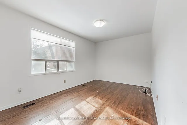 Additional image 10 of 523 Glengarry Ave