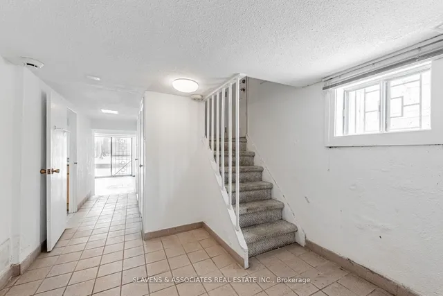 Additional image 14 of 523 Glengarry Ave