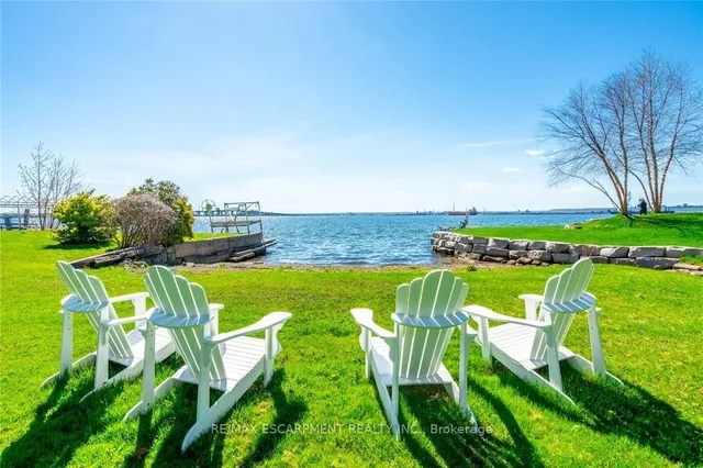 607 Edgewater Cres