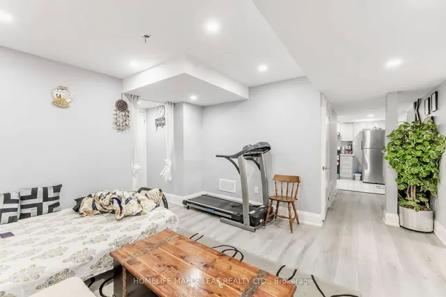 Additional image 25 of 14 ICON St