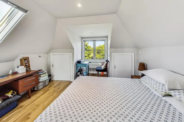 Additional image 26 of 36 Glenlake Ave