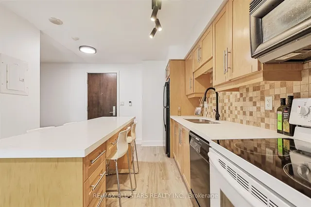 Additional image 4 of 20 Blue Jays Way Unit 1008