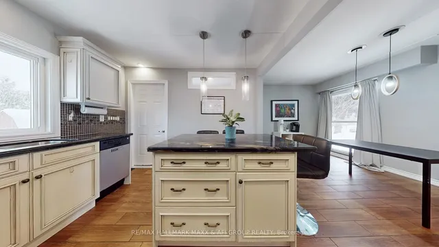 Additional image 16 of 1007 Earl Cres