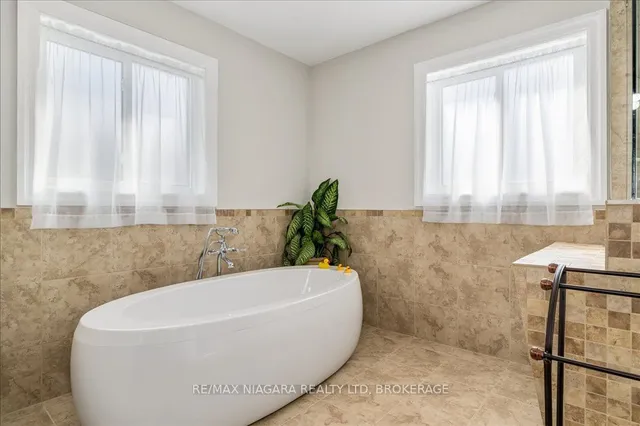 Additional image 27 of 1077 Grandeur Cres