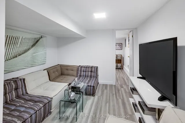 Additional image 18 of 105 Bastedo Ave