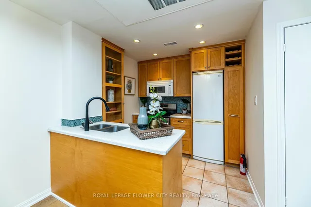 Additional image 18 of 11 Niagara St Unit 14