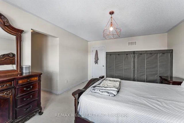 Additional image 19 of 33 Lone Rock Circ