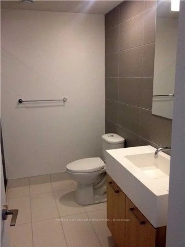 Additional image 3 of 560 King St Unit 718