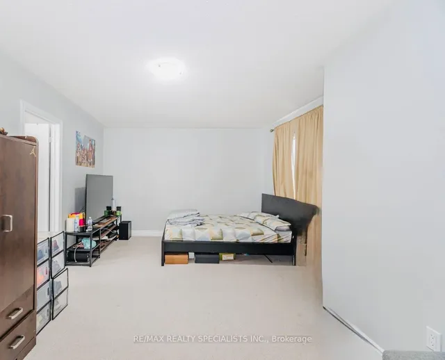 Additional image 29 of 16 Eiffel Blvd