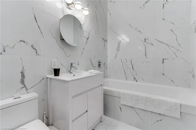 Additional image 28 of 1842 Queen St Unit 204