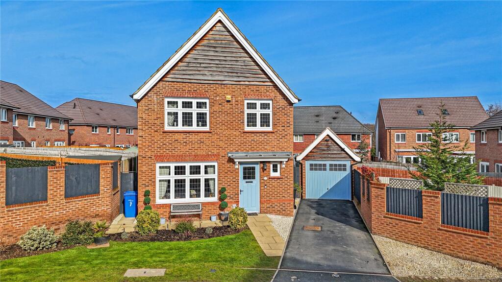 Cheddleton Close, Amington, Tamworth, Staffordshire, B77