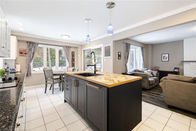 Additional image 9 of 20 Iris Cres