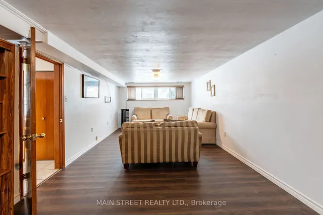 Additional image 24 of 92 Queenston Cres