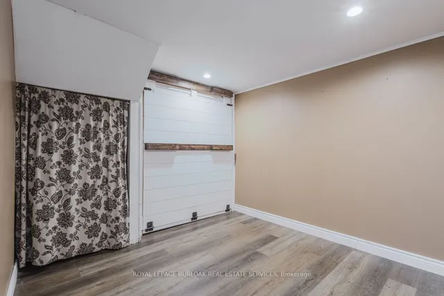 Additional image 28 of 2241 Melanie Crt