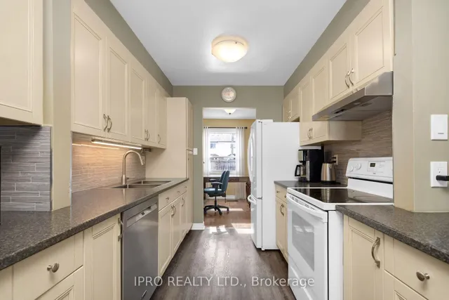 Additional image 10 of 1550 Grosvenor St Unit 32