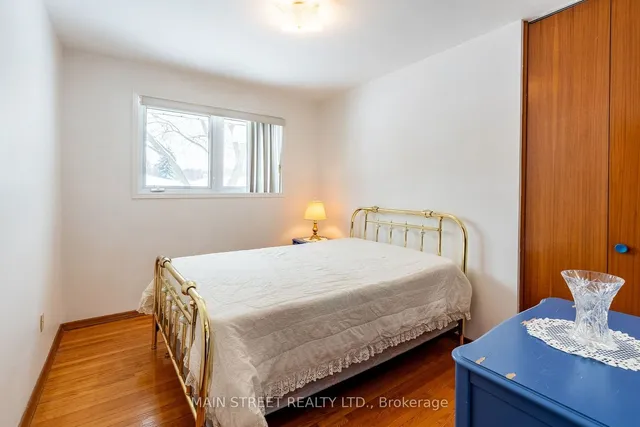 Additional image 18 of 92 Queenston Cres