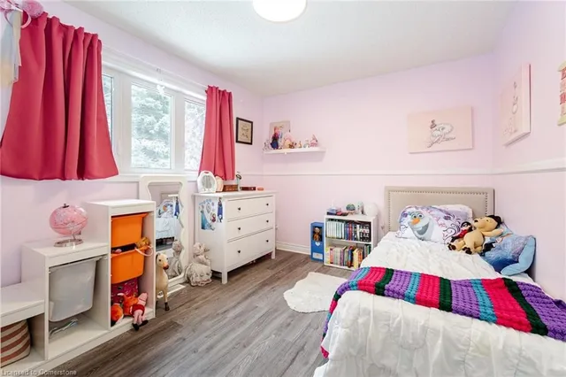 Additional image 26 of 20 Iris Cres