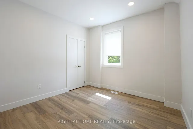 Additional image 4 of 1995 Dundas St