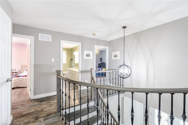 Additional image 24 of 20 Iris Cres