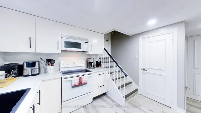 Additional image 32 of 134 Hove St